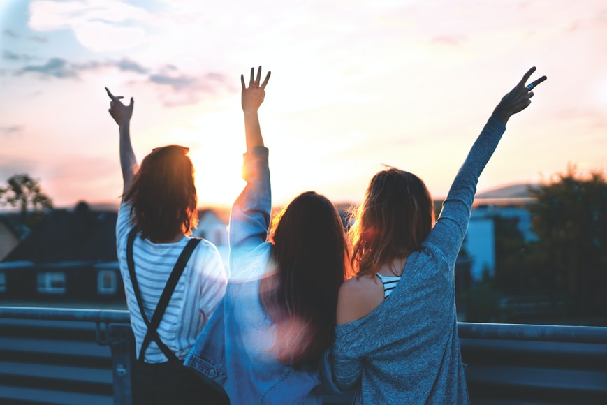 ragazze di spalle 2.jpg